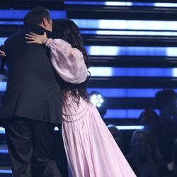 Camilla Cabello y su padre se abrazan en la gala de los Premios Grammy 2020