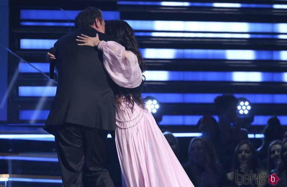 Camilla Cabello y su padre se abrazan en la gala de los Premios Grammy 2020