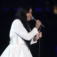 Demi Lovato muy emocionada en su actuación en los Premios Grammy 2020