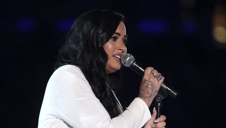 Demi Lovato muy emocionada en su actuación en los Premios Grammy 2020