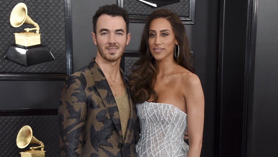 Kevin Jonas con su mujer, Danielle Jonas, en la alfombra roja de los Premios Grammy 2020