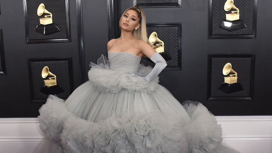 Ariana Grande en la alfombra roja de los Premios Grammy 2020