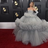 Ariana Grande en la alfombra roja de los Premios Grammy 2020