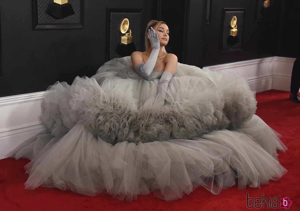 Ariana Grande, espectacular en la alfombra roja de los Premios Grammy 2020