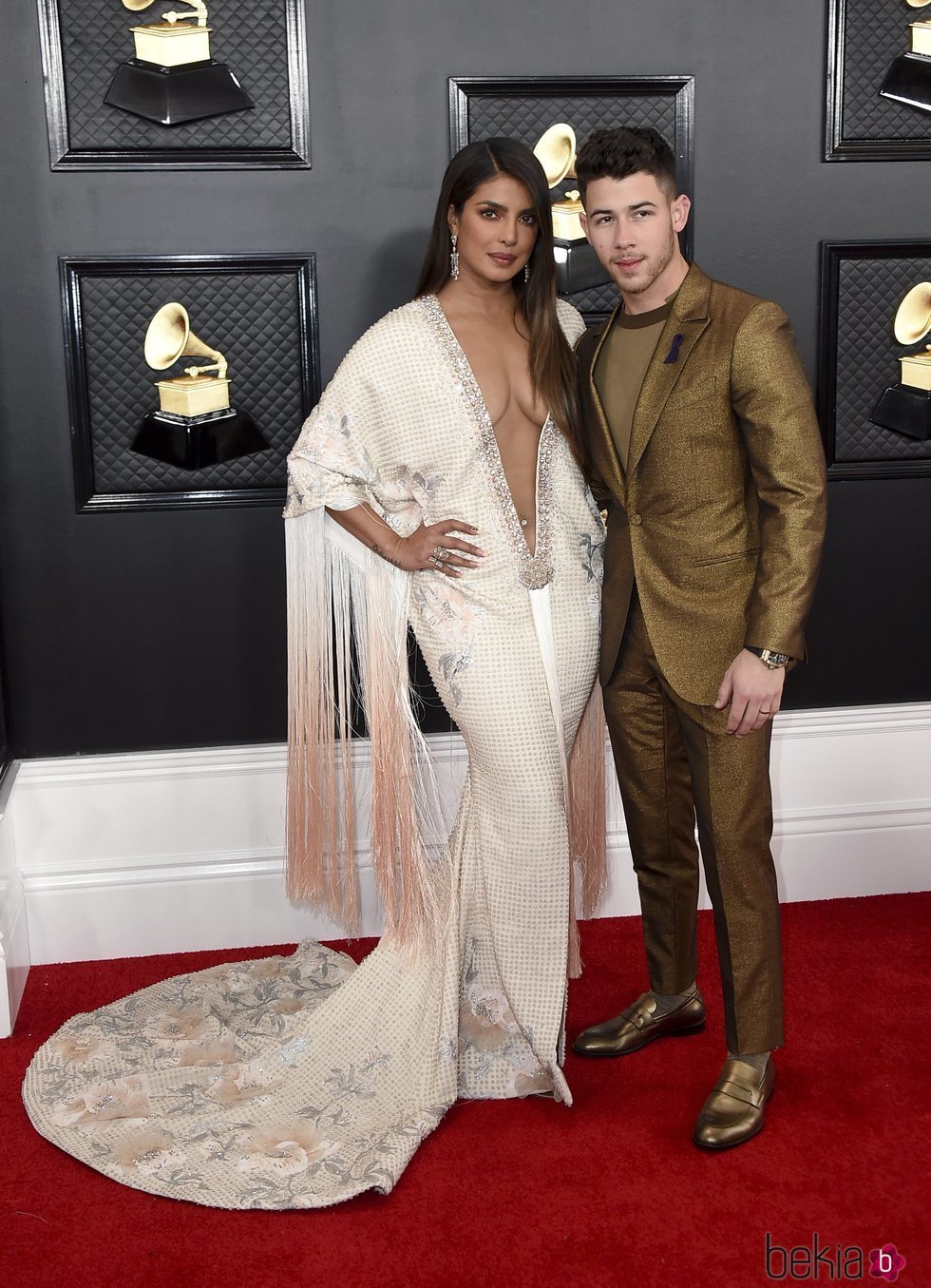 Priyanka Chopra y Nick Jonas en la alfombra roja de los Premios Grammy 2020