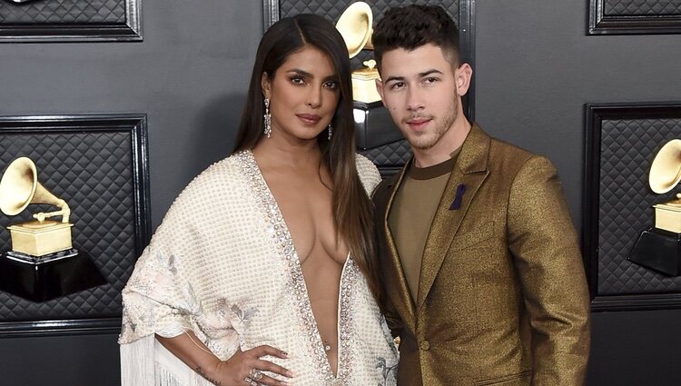 Priyanka Chopra y Nick Jonas en la alfombra roja de los Premios Grammy 2020