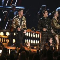 Los Jonas Brothers durante su actuación en los Premios Grammy 2020