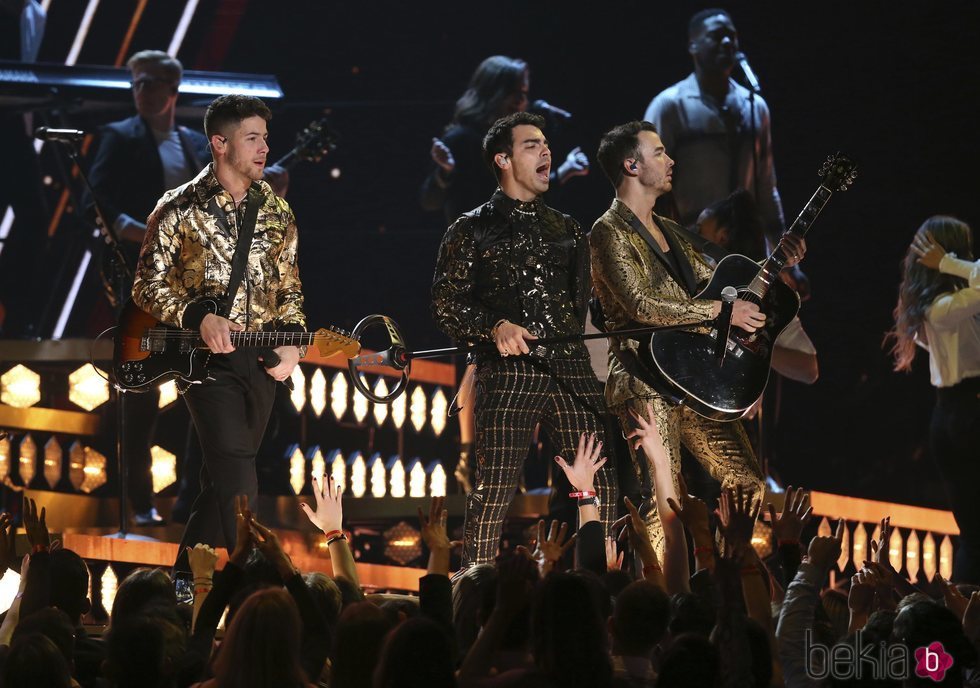 Los Jonas Brothers durante su actuación en los Premios Grammy 2020