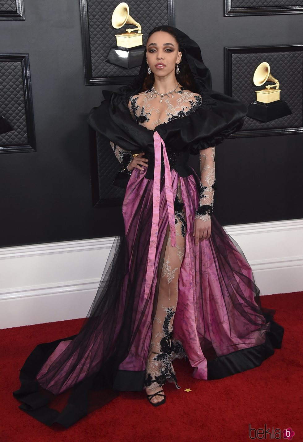 FKA twigs en la alfombra roja de los Premios Grammy 2020