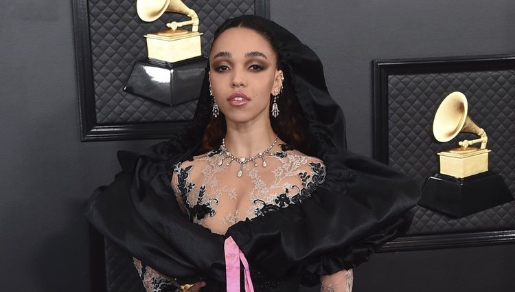 FKA twigs en la alfombra roja de los Premios Grammy 2020