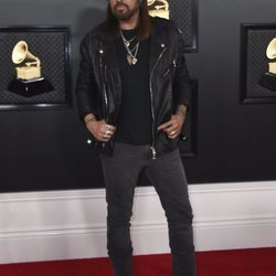 Billy Ray Cyrus en la alfombra roja de los Premios Grammy 2020