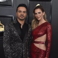 Luis Fonsi y Águeda López en la alfombra roja de los Premios Grammy 2020