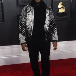 Usher en la alfombra roja de los Premios Grammy 2020