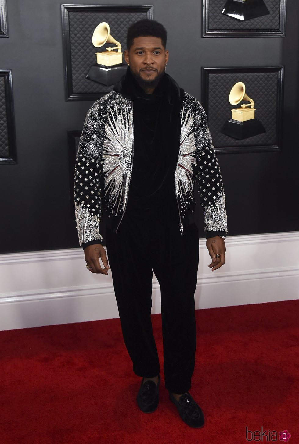 Usher en la alfombra roja de los Premios Grammy 2020