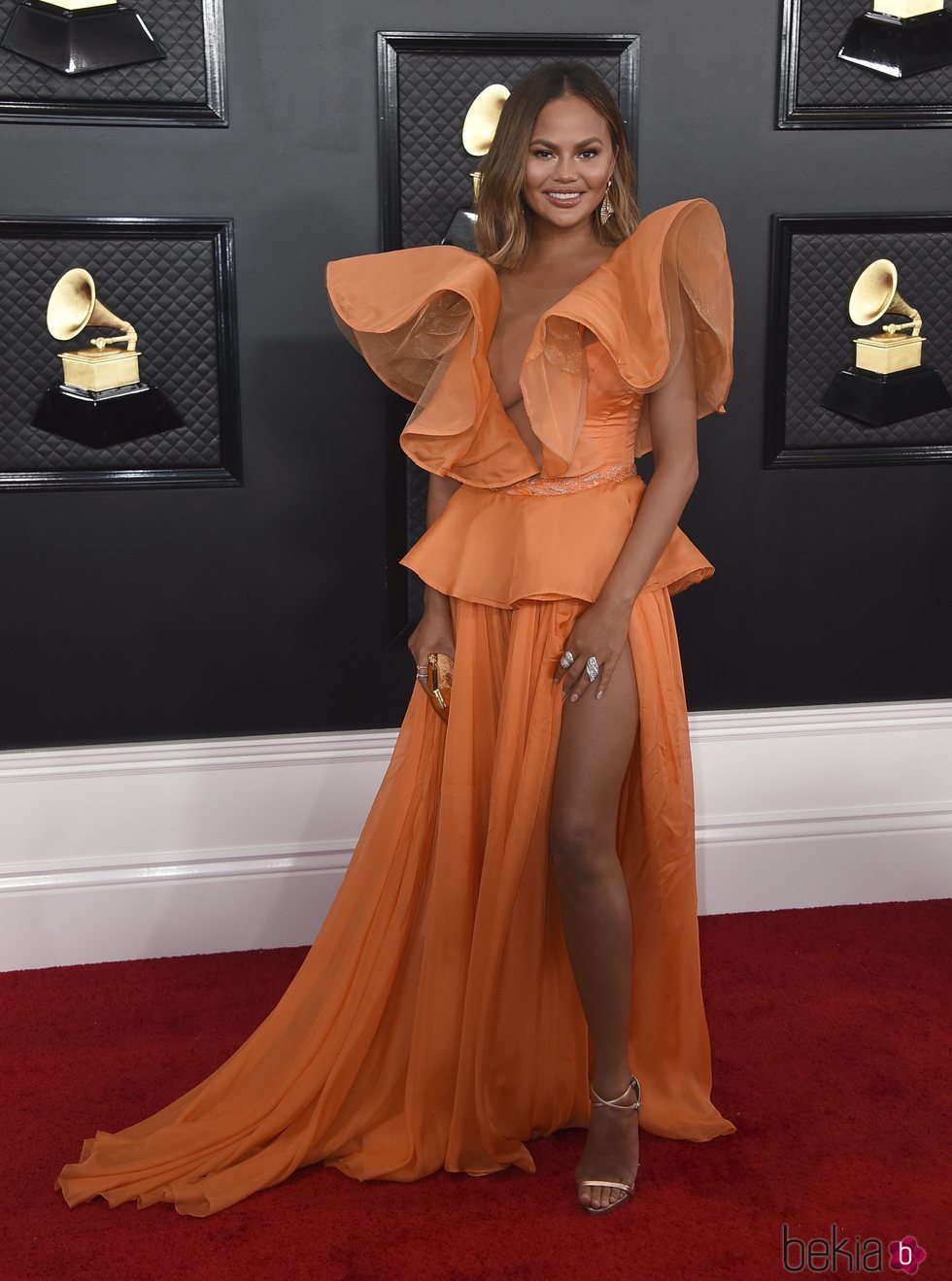 Chrissy Teigen en la alfombra roja de los Premios Grammy 2020