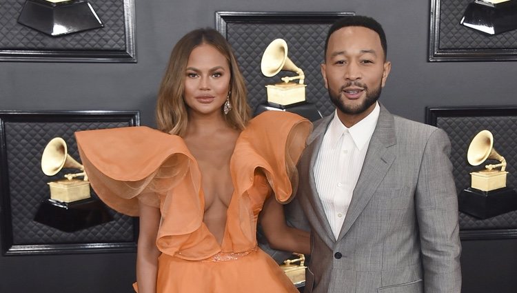 Chrissy Teigen y John Legend en la alfombra roja de los Premios Grammy 2020