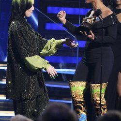 Alicia Keys entrega un premio a Billie Eilish en la gala de los Premios Grammy 2020