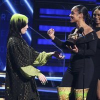 Alicia Keys entrega un premio a Billie Eilish en la gala de los Premios Grammy 2020