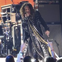 Steven Tyler actuando en la gala de los Premios Grammy 2020