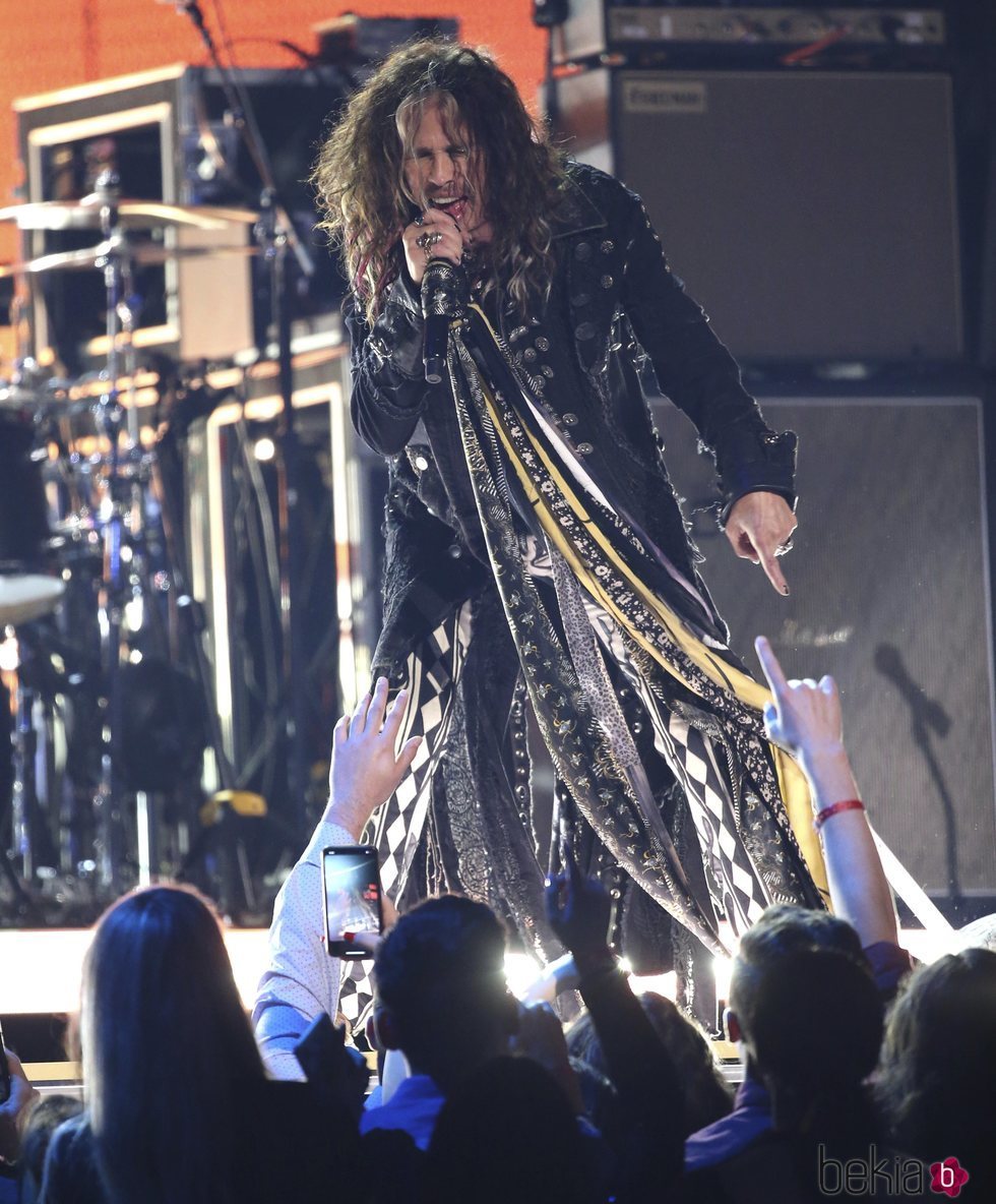 Steven Tyler actuando en la gala de los Premios Grammy 2020