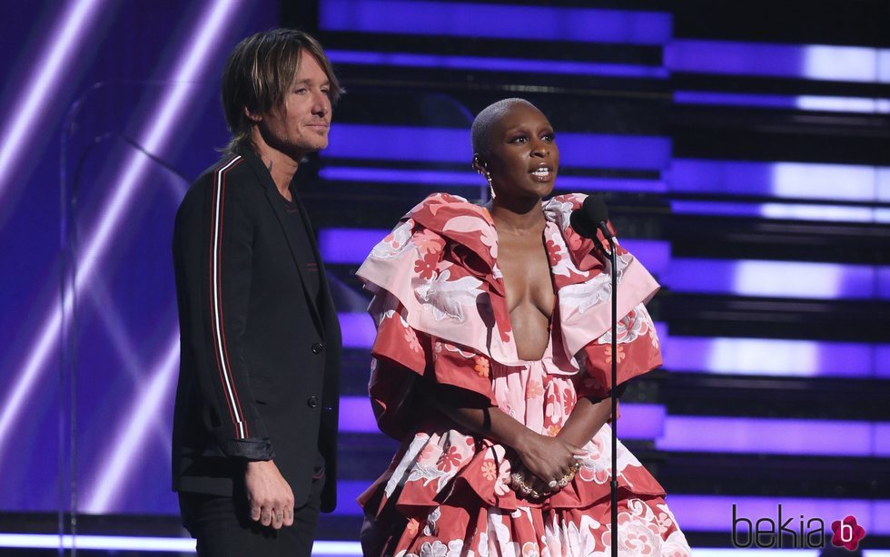 Keith Urban y Cynthia Erivo en la gala de los Premios Grammy 2020