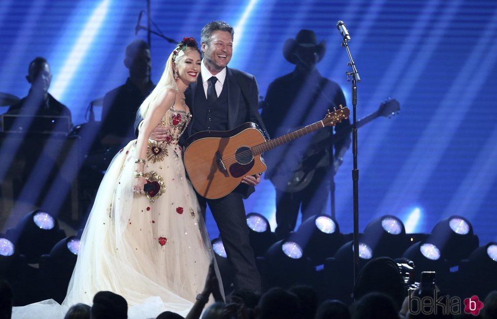 Gwen Stefani y Blake Shelton actuando en la gala de los Premios Grammy 2020