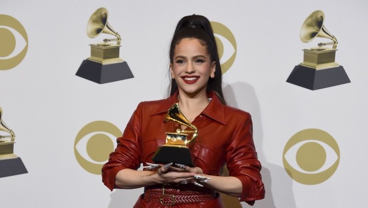 Rosalía con su Premio Grammy 2020 por 'El Mal Querer'