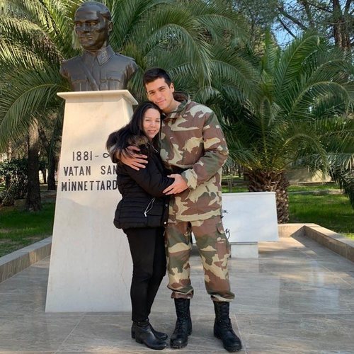 Can Yaman con su madre vestido de militar