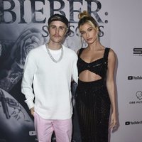 Justin Bieber presentando 'Justin Bieber: Seasons' con Hailey Baldwin