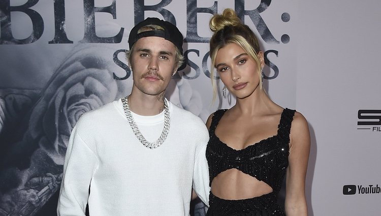 Justin Bieber presentando 'Justin Bieber: Seasons' con Hailey Baldwin