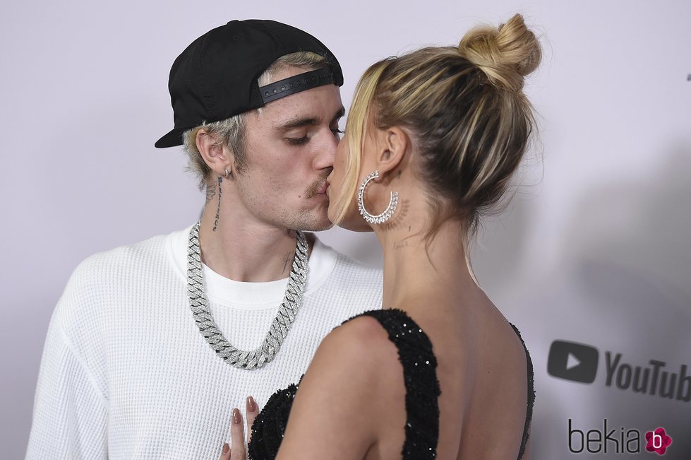 Justin Bieber y Hailey Baldwin besándose en la presentación de 'Justin Bieber: Seasons'