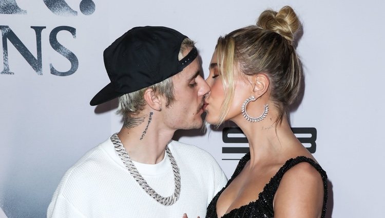 Justin Bieber y Hailey Baldwin dándose un beso en la presentación de 'Justin Bieber: Seasons'