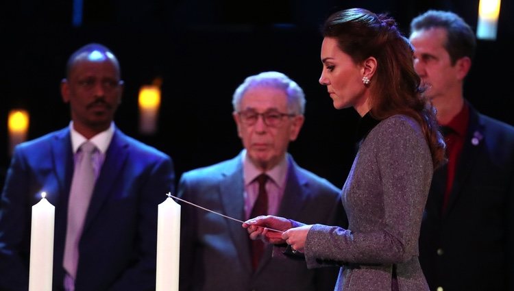 Kate Middleton enciende una vela en el homenaje por el Día del Holocausto en Westminster