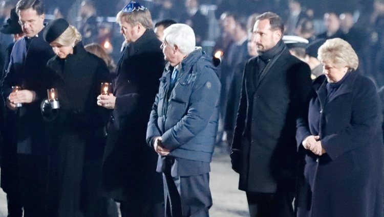 Guillermo Alejandro y Máxima de Holanda y Haakon de Noruega en el 75 aniversario de la liberación de Auschwitz-Birkenau