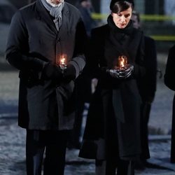 Los Reyes Felipe y Letizia depositan velas en el 75 aniversario de la liberación de Auschwitz-Birkenau