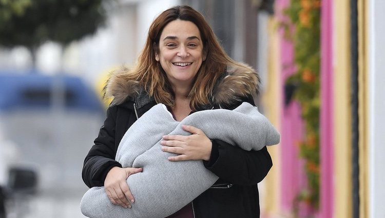 Toñi Moreno, muy feliz con su hija Lola en brazos