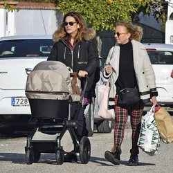 Toñi Moreno paseando a su hija Lola con una amiga