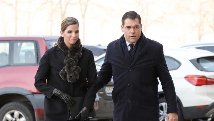 Luis Alfonso de Borbón y Margarita Vargas en el funeral de la Infanta Pilar en El Escorial