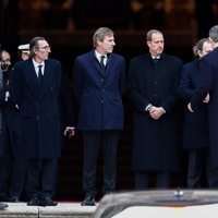 Los Reyes Felipe y Letizia saludan a los hijos de la Infanta Pilar en su funeral en El Escorial