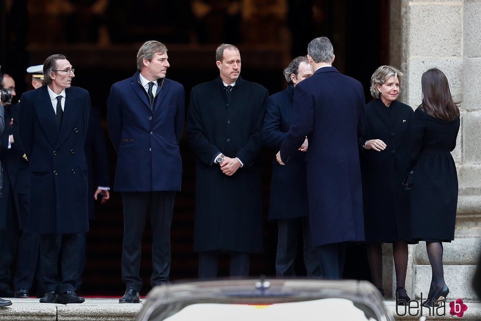 Los Reyes Felipe y Letizia saludan a los hijos de la Infanta Pilar en su funeral en El Escorial