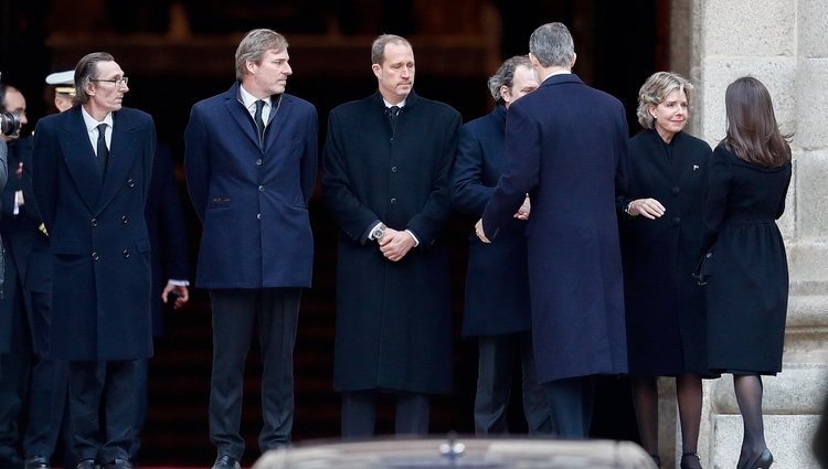 Los Reyes Felipe y Letizia saludan a los hijos de la Infanta Pilar en su funeral en El Escorial