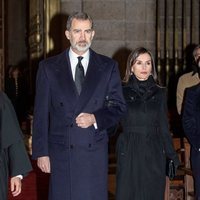 Los Reyes Felipe y Letizia entrando al funeral de la Infanta Pilar en El Escorial