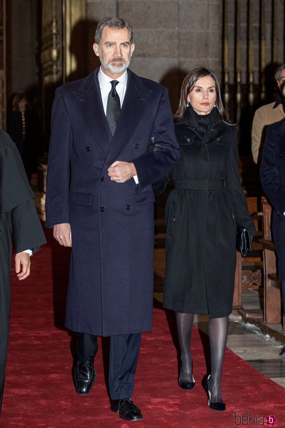 Los Reyes Felipe y Letizia entrando al funeral de la Infanta Pilar en El Escorial