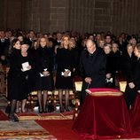 Los Reyes Felipe y Letizia, las Infantas Elena y Cristina, Beatriz de Holanda y los Reyes Juan Carlos y Sofía en  el funeral de la Infanta Pilar