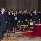 Los Reyes Felipe y Letizia entran al funeral de la Infanta Pilar ante la mirada de las Infantas Cristina y Elena en El Escorial