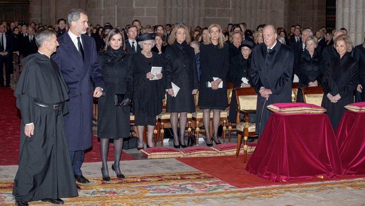 Los Reyes Felipe y Letizia entran al funeral de la Infanta Pilar ante la mirada de las Infantas Cristina y Elena en El Escorial