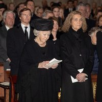 Beatriz de Holanda, la Infanta Elena y la Infanta Cristina en el funeral de la Infanta Pilar en El Escorial