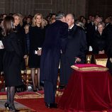 El Rey Felipe saludando al Rey Juan Carlos en el funeral de la Infanta Pilar en El Escorial