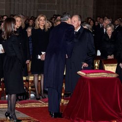 El Rey Felipe saludando al Rey Juan Carlos en el funeral de la Infanta Pilar en El Escorial