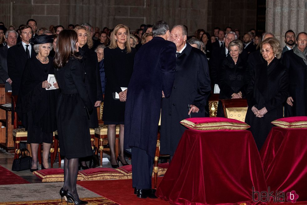 El Rey Felipe saludando al Rey Juan Carlos en el funeral de la Infanta Pilar en El Escorial